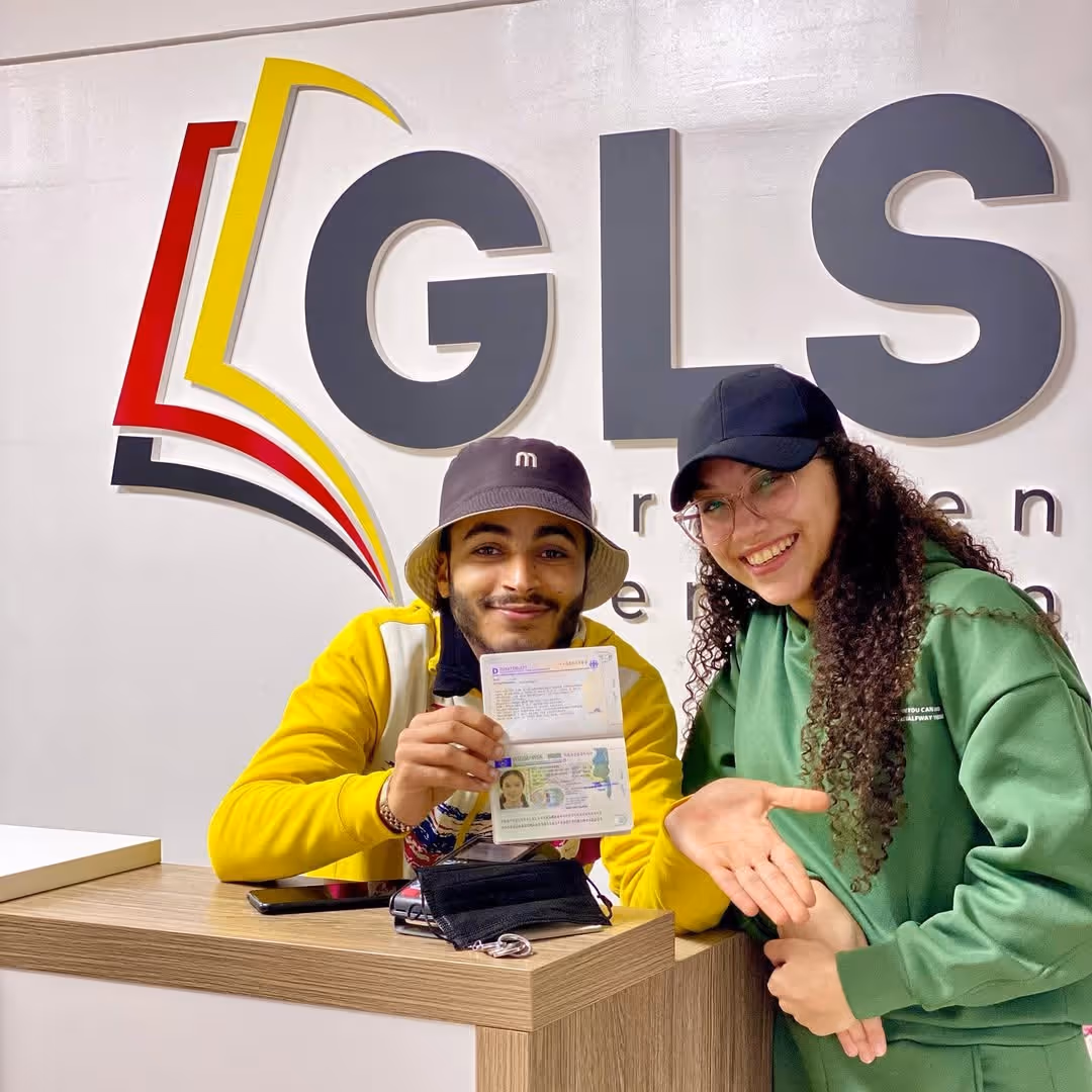 Étudiants souriant au GLS Sprachenzentrum
